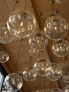 Ahşap tavanın altında atmosferik ışıklar.