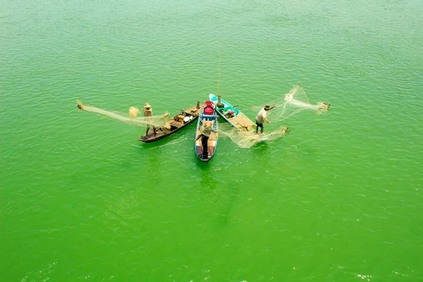 Pescadores Atiram Redes Pesca — Fotografia de Stock