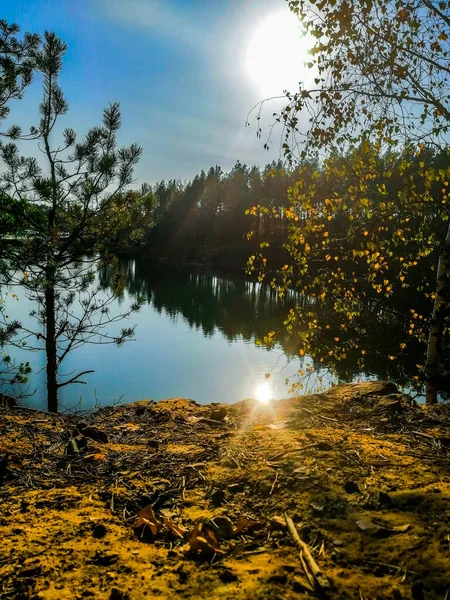 Πρωινή Ηλιαχτίδα Πάνω Από Λίμνη — Φωτογραφία Αρχείου