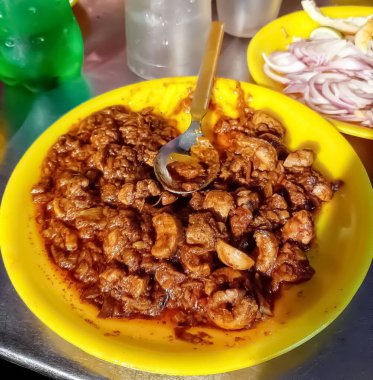 Lezzetli Gurda Masala 'nın plato derinliğinde seçici odak bulanıklığı ve harikalar diyarı arka planında Ramdan Noel Festivali' nde konuklar için verilen akşam yemeği sırasında yenebilecek özel et parçaları yer alıyor..