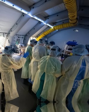  Covid Hastanesi 'nde fotoğrafı tedavi eden doktorlar plazma kiti ve cerrahi maske takarak seçici odak bulanıklığı ve harikalar diyarı derinliğine sahipler. Eğilim ve talepte bulunma, ameliyat yapma, ameliyat fotoğrafı çekme, güvenlik gürültüsü yok.