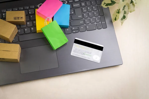 Concepto Compras Línea Pequeño Carrito Compras Cajas Bolsas Colores Tarjeta — Foto de Stock