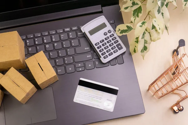 Concepto Compras Línea Pequeño Carrito Compras Cajas Bolsas Colores Tarjeta — Foto de Stock