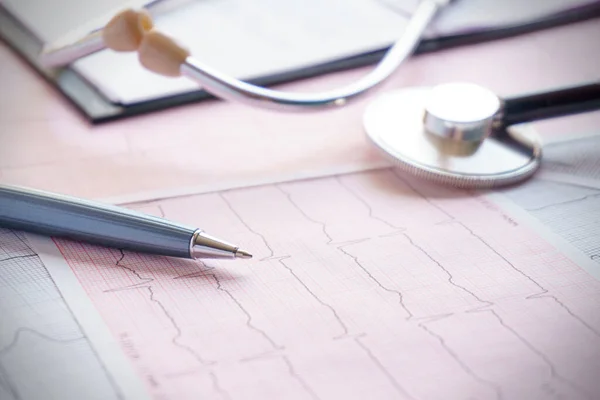 Estetoscopio Con Gafas Lápiz Lupa Cardiograma Otros Equipos Medicina Sobre — Foto de Stock