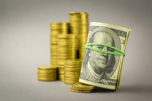 Сто Доларів Банкноти Золотими Монетами Сірому Фоні Фінансова Концепція — стокове фото