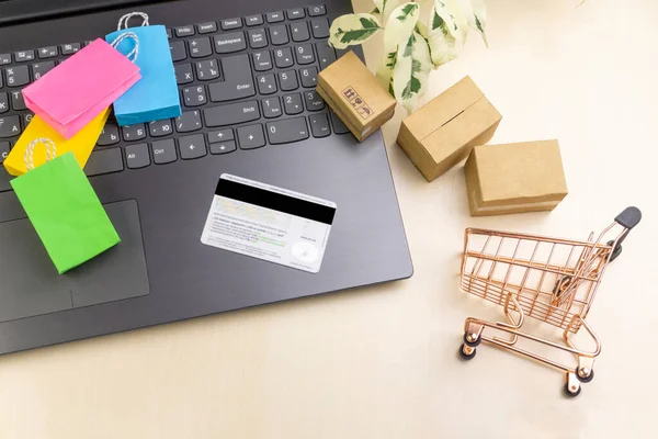 Concepto Compras Línea Pequeño Carrito Compras Cajas Bolsas Colores Tarjeta — Foto de Stock