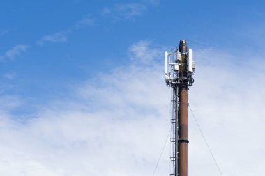 Üzerinde birkaç anten olan baca. Mavi gökyüzü arka planında. Boşluğu kopyala