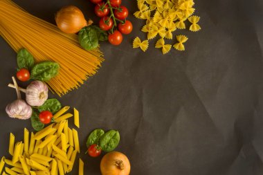 Arka planda sebzeli kuru makarna. Düz yat. Boşluğu kopyala
