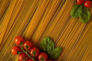 İtalyan makarnalı sebzeler, makarna. Ispanak, kiraz domates, peynir.