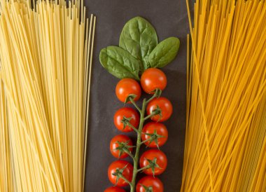 İtalyan makarnalı sebzeler, makarna. Ispanak, kiraz domates, peynir.