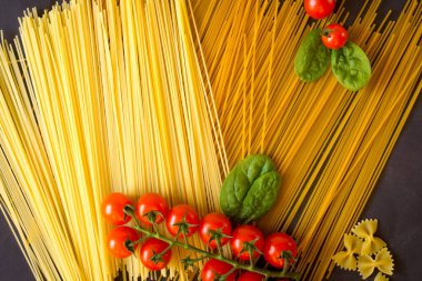 İtalyan makarnalı sebzeler, makarna. Ispanak, kiraz domates, peynir.