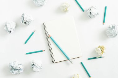 Yeni fikirler. Not defteri, kağıt toplar, beyaz arkaplanda renkli kalemler. Boşluğu kopyala