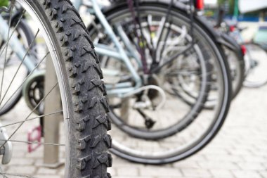 Arka plandaki bisikletlerin tekerleği