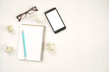 Yeni fikirler. kopya alanı, kağıt topları, samrtphone, laptop, kalem içeren dizüstü bilgisayar.