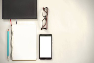 Yeni fikirler. kopya alanı, kağıt topları, samrtphone, laptop, kalem içeren dizüstü bilgisayar.