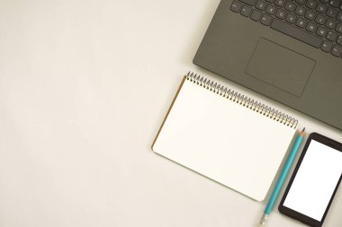 Yeni fikirler. kopya alanı, kağıt topları, samrtphone, laptop, kalem içeren dizüstü bilgisayar.