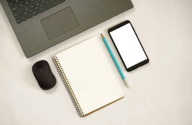 Yeni fikirler. kopya alanı, kağıt topları, samrtphone, laptop, kalem içeren dizüstü bilgisayar.