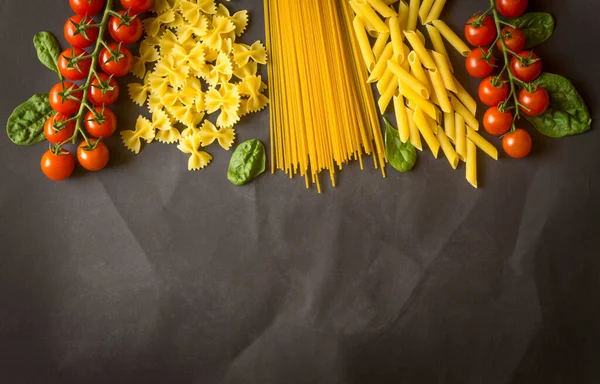 Légumes Aux Pâtes Italiennes Macaronis Épinards Tomates Cerises Fromage — Photo