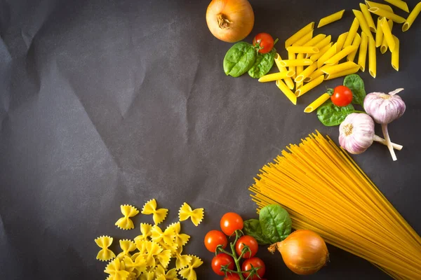 Pâtes Sèches Avec Des Légumes Sur Fond Sombre Pose Plate — Photo