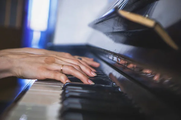 Женская Рука Кольцом Пальце Играет Пианино — стоковое фото