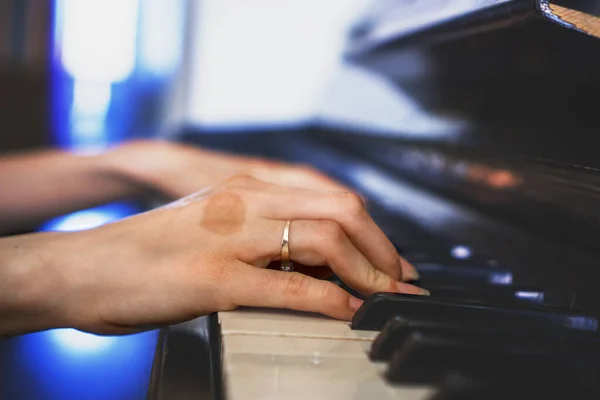 Kvinnlig Hand Med Ring Fingret Spelar Piano — Stockfoto