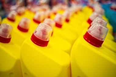 Kırmızı kablosuz kimyasal içerikli sarı plastik şişeler. Kapat, odaklan, arka plan bulanık