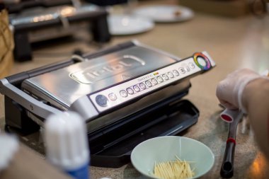 Moskova, Rusya - Ekim 04, 2019: Profesyonel elektrikli ızgara Tefal Optigrill XL Temas Izgarası tepside, GC724D12 modeli mutfakta