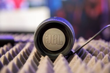 Moskova, Rusya - 4 Ekim 2019: Moskova, Rusya - 4 Ekim 2019: siyah taşınabilir su geçirmez bluetooth müzik hoparlörü JBL Charge 4 'ün kapağı üzerinde dinleniyor. yan görünüm, yumuşak odak