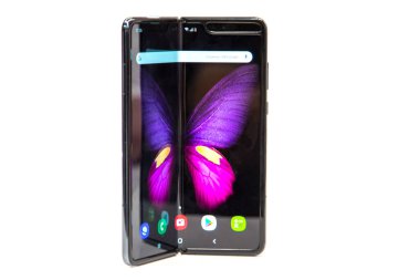 Moskova, Rusya - Ekim 04, 2019: Samsung Galaxy Katlaması beyaz arka planda esnek görüntülü yeni sancak gemisi akıllı telefonu izole edildi. Kapat.