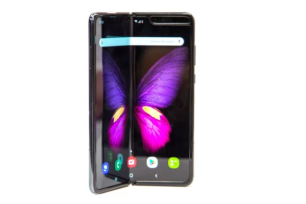 Moskova, Rusya - Ekim 04, 2019: Samsung Galaxy Katlaması beyaz arka planda esnek görüntülü yeni sancak gemisi akıllı telefonu izole edildi. Kapat.