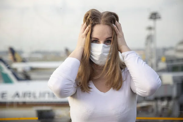 Coronavirus Covid Pandemic Panic Concept Detener Aviación Chica Emocional Asustada — Foto de Stock
