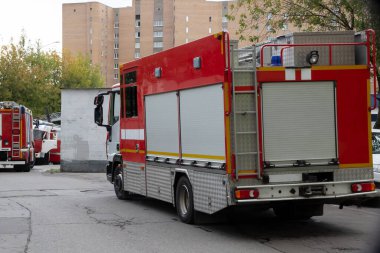 İtfaiye hattı. Odada yangın var. Yangın tehlikesi. Yangın güvenlik yönetmeliklerine uyulmadığında