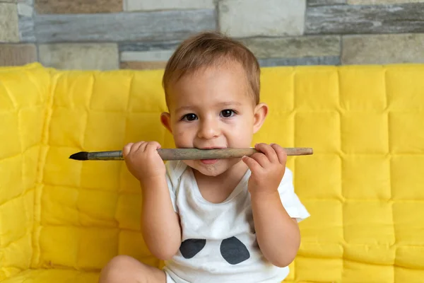 Bebé Mirando Seriamente Cámara Mordiendo Pinceles Pintura Está Babeando Dentando — Foto de Stock