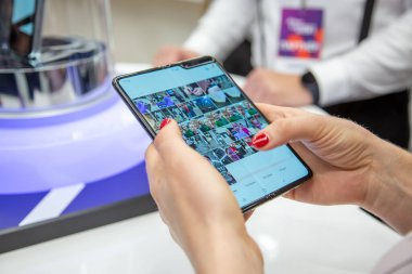 Moskova, Rusya - Ekim 04, 2019: Moskova, Rusya - Ekim 04, 2019: Samsung Galaxy Katlı yeni bir sancak gemisi akıllı telefonu taşıyan kadın eller fotoğraf galerisinde açıldı. Kapat. arkaplan bulanık