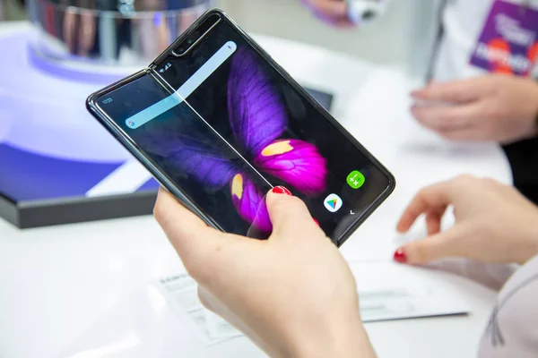 Moskova, Rusya - Ekim 04, 2019: Samsung Galaxy Katlaması 'nın esnek bir görüntüsü olan yeni bir sancak gemisi akıllı telefonu tutan kadın elleri. Kapat. arkaplan bulanık