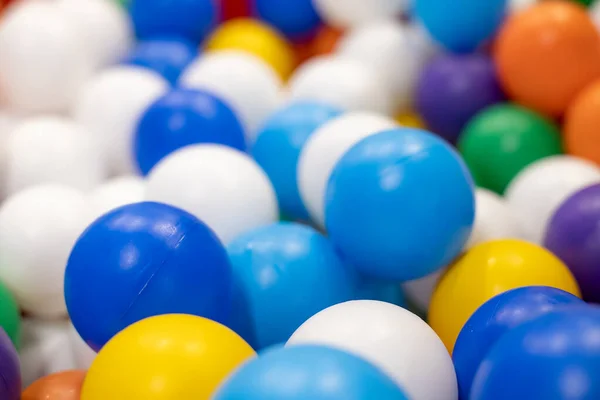 Textura de bolas plásticas multicoloridas para o fundo. close-up, fundo em borrão — Fotografia de Stock