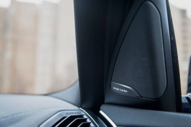 Moskova, Rusya - 7 Kasım 2019: Harman Kardon ses hoparlörü modern bir BMW x3 m serisinin kapı rafında. yakın plan, yumuşak odak, bulanık arkaplan