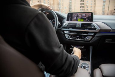 Moskova, Rusya - 7 Kasım 2019: Adam BMW x3 m serisi üzerinde parkong radarlı surround görüş sistemi teknolojisi kullanarak park ediyor. Güvenli sürüş. park desteği.