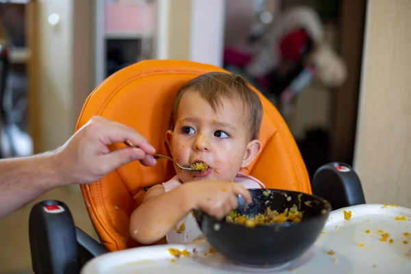 Linda Niña Asiento Niño Naranja Puso Mano Plato Come Cuchara — Foto de Stock