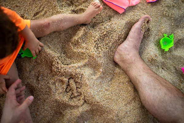 Koncepcja otwarcia lotów między krajami, koniec kwarantanny pandemicznej. rodzic i dziecko grać piasek na plaży, zrobić płaszczyznę formy piaskownicy — Zdjęcie stockowe
