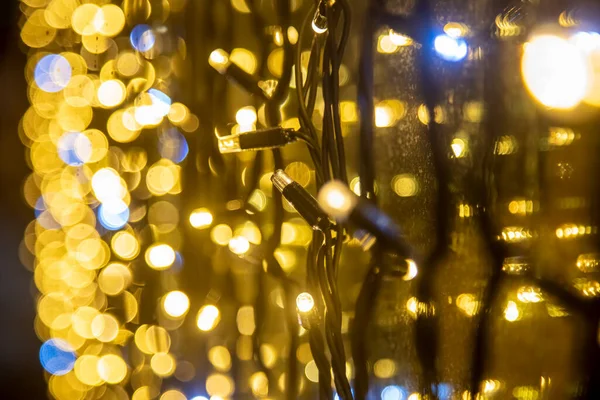 Κίτρινο τοίχο γιρλάντα προοπτική close-up μαλακό εστίαση. Εορταστική θολή φόντο. — Φωτογραφία Αρχείου