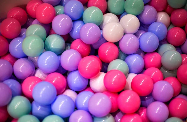 Texture : boules en plastique couleur pastel rose, menthe, blanc, rose, violet, lilas. gros plan, gros plan — Photo