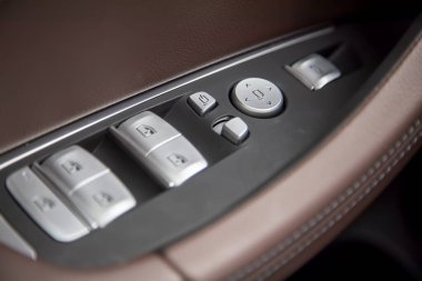 Araba kahverengisi Deri Kapı Kolu 'nun Ayrıntıları. Yeni modern lüks bir arabada, Pencereler ve Aynalar Kontrollü. yakın çekim, yumuşak odak