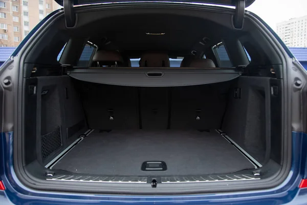 Üres tágas nyitott csomagtartó modern crossover autó, másolás hely, Hátsó nézet egy autó nyitott csomagtartó, közelről, puha fókusz, homályos háttér — Stock Fotó