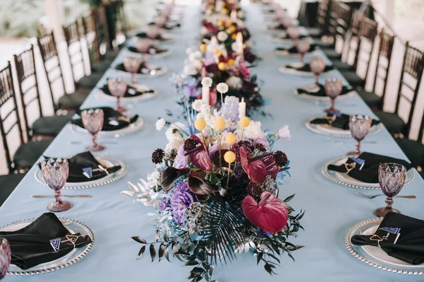 Black Violet Banquet Table Decor — Stock Photo, Image