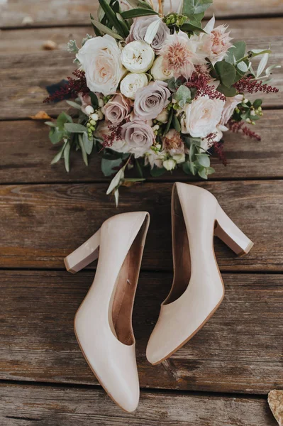 Hochzeitsschuhe Und Brautstrauß Weiß Rosa Farbton Auf Einem Hölzernen Hintergrund — Stockfoto