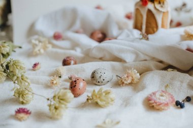 Paskalya pastası jöleli, kuru meyveli, şekerli, kuru çiçekli. Paskalya bıldırcın yumurtaları pastel gölgelerde.