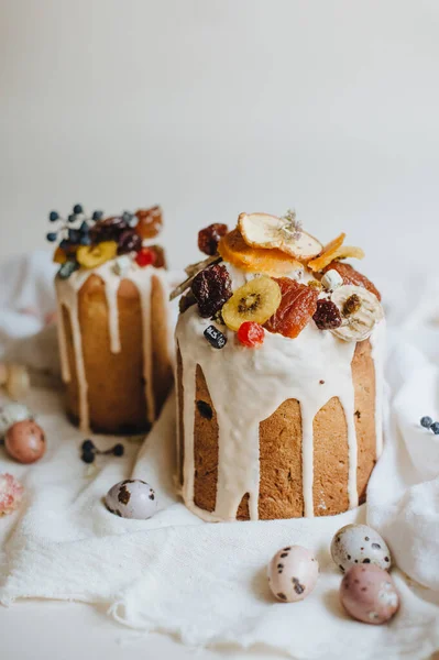 Gâteau Pâques Décoré Avec Glaçure Fruits Secs Saupoudrer Fleurs Sèches — Photo