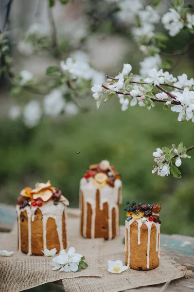 Gâteau Pâques Décoré Avec Glaçure Fruits Secs Saupoudrer Fleurs Sèches — Photo