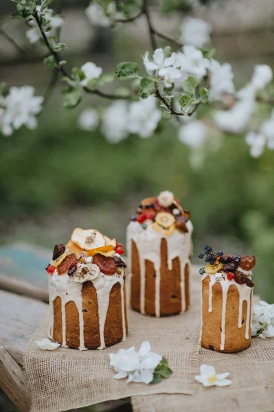Gâteau Pâques Décoré Avec Glaçure Fruits Secs Saupoudrer Fleurs Sèches — Photo